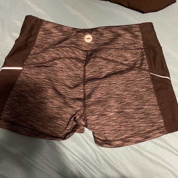 Grey tight fit workout shorts with small pockets in the side - Picture 2 of 3